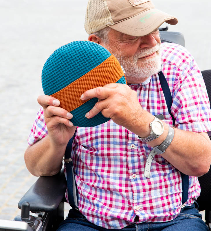Old man listening to inmuDANCE3992